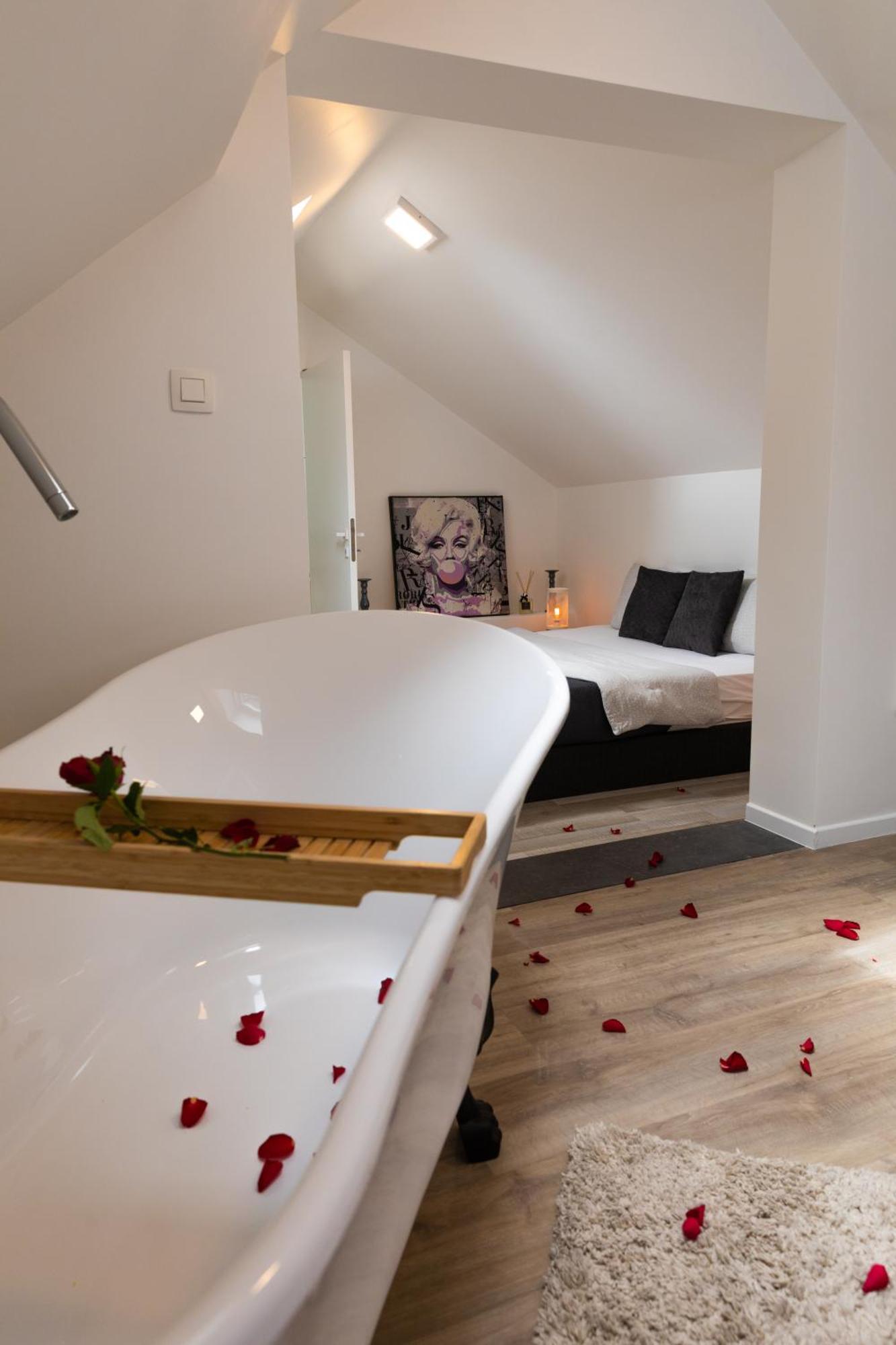 Appartamento Wellness Loft Huy Esterno foto
